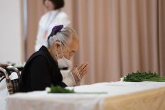 献花台に花を手向ける参列者ら