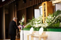 追悼の言葉を述べる北藤会長