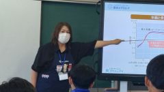 骨の仕組むやカルシウムの大切さなどを解説する山口さん