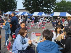 商工会青年部主催のビアガーデンでにぎわう会場