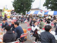 商工会青年部主催のビアガーデンでにぎわう会場