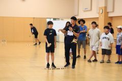 参加者に投げ方を教える田上さん