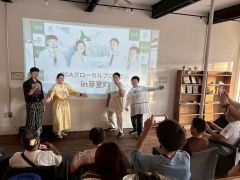 派遣先の民族衣装を身にまとい、懇親会で自己紹介をする研修生たち