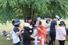 焼き立てのフォカッチャを試食する児童ら