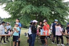 焼き立てのフォカッチャを試食する児童ら
