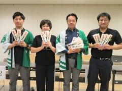 入賞者たち（左から）２位の高坂友也さん、女性の１位小室さん、優勝の神谷さん、３位の鬼頭宏明さん