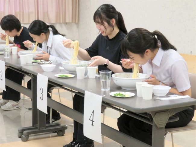 男女が「大盛のうどん」と格闘　更別で早食い大会