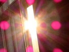 ８枚組の６枚目。選択肢の先に開ける未来を、教室に差し込む太陽光で表現（光画部提供）