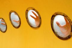 ８枚組の３枚目。選択肢を阻むように現われる手を表現。６枚目と対比している（光画部提供）