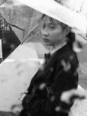 ８枚組の４枚目。雨の中あえてモノクロで人物を撮影し、悩みを表現。５枚目と対比している（光画部提供）