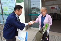 参院選に向けて街頭啓発を行う町選管委員（左）
