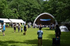 やまべ放流祭会場の様子（午前１０時４０分ごろ）