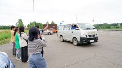 平塚へ向かう２人を見送る実行委のメンバー