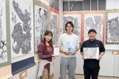 墨絵作品を展示している小林白炎さん（右）と写真作品を展示している工藤さん（中央）
