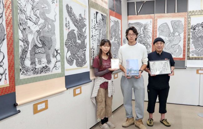 癒やしの墨絵作品ぜひ　小林白炎さん市図書館で作品展～こぼれ話