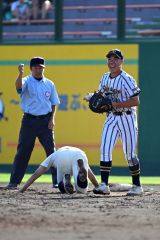 【１回戦・白樺学園―旭実】白樺学園は７回無死一塁、１走をけん制で刺しピンチをしのぐ。右は一塁手の久保翔馬