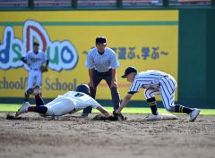 【１回戦・白樺学園―旭実】白樺学園は７回無死一塁、１走をけん制で刺しピンチをしのぐ。右は一塁手の久保翔馬