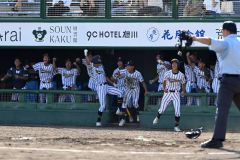 【１回戦・白樺学園―旭実】先制点で盛り上がる白樺学園ベンチ