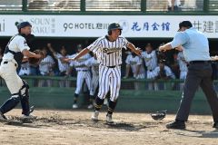 【１回戦・白樺学園―旭実】白樺学園は６回１死一、三塁、久保翔馬のスクイズで三走の櫻庭翔が本塁に生還し先制する