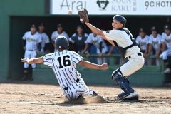 【１回戦・白樺学園―旭実】白樺学園は６回１死一、三塁、久保翔馬のスクイズで三走の櫻庭翔が本塁に生還し先制する