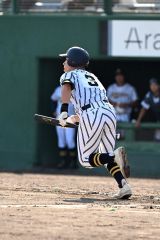 【１回戦・白樺学園―旭実】白樺学園は６回１死一、三塁で久保翔馬が一塁線上にスクイズを決めて先制する