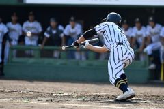【１回戦・白樺学園―旭実】白樺学園は６回１死一、三塁で久保翔馬が一塁線上にスクイズを決めて先制する