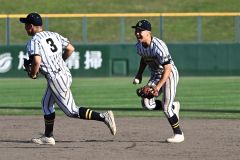 【１回戦・白樺学園―旭実】ウイニングボールを手に整列へと走り出す二塁手の後藤健（右）