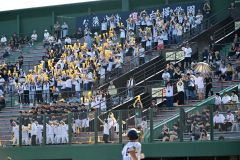 【１回戦・白樺学園―旭実】上一颯主将の２点本塁打で盛り上がる白樺学園の応援席