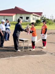 優勝カップを受け取る山田結愛主将（提供）