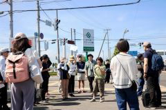 ガイドツアーで、帯広市内で被害を受けた場所をめぐる参加者（平栗玲香通信員撮影）