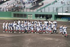 【１回戦・帯北―帯大谷】試合開始前のあいさつを終えて駆け出す帯大谷（手前）と帯北の選手たち