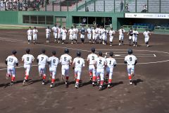 【１回戦・帯北―帯大谷】試合開始前の整列へと駆け出す帯大谷（手前）と帯北の選手たち