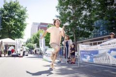 ３０メートルの走路を全力で駆け抜ける参加者（佐藤有将通信員撮影）