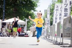３０メートルの走路を全力で駆け抜ける参加者（佐藤有将通信員撮影）