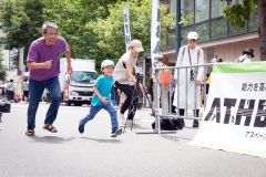 ３０メートルの走路を全力で駆け抜ける参加者（佐藤有将通信員撮影）