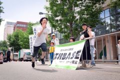 ３０メートルの走路を全力で駆け抜ける参加者（佐藤有将通信員撮影）