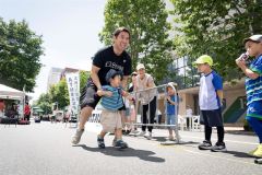 ３０メートルの走路を全力で駆け抜ける参加者（佐藤有将通信員撮影）