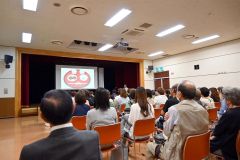 講演に聞き入った参加者ら