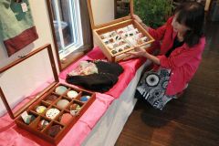 「夏を楽しもう」をテーマにした手作りブローチ約130点が展示されている作品展