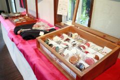 「夏を楽しもう」をテーマにした手作りブローチ約130点が展示されている作品展