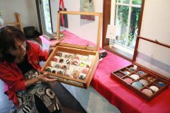 「夏を楽しもう」をテーマにした手作りブローチ約130点が展示されている作品展