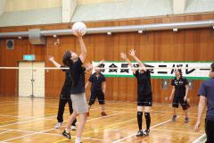 ボールに集中し、白熱した試合を繰り広げる参加者ら