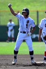 【１回戦・帯大谷―帯北】帯北は１回２死一、二塁で大谷誓が左越え適時二塁打を放ち逆転。大谷は塁上でガッツポーズを決める