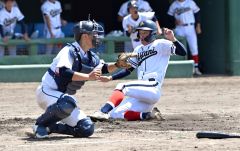 【１回戦・帯大谷―帯北】帯北は６回１死満塁で齋藤琉希が中前２点適時打を放ち、２走の工藤聖真が本塁に帰還する