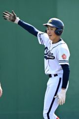 【１回戦・帯大谷―帯北】帯大谷は１回１死から村上恵都主将が左越え二塁打から相手失策で三塁に進みベンチからの声援に応える