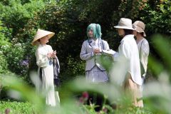 大森さん（左）の説明に耳を傾けながら、散策する参加者ら