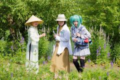 大森さん（左）の説明に耳を傾けながら、散策する参加者ら