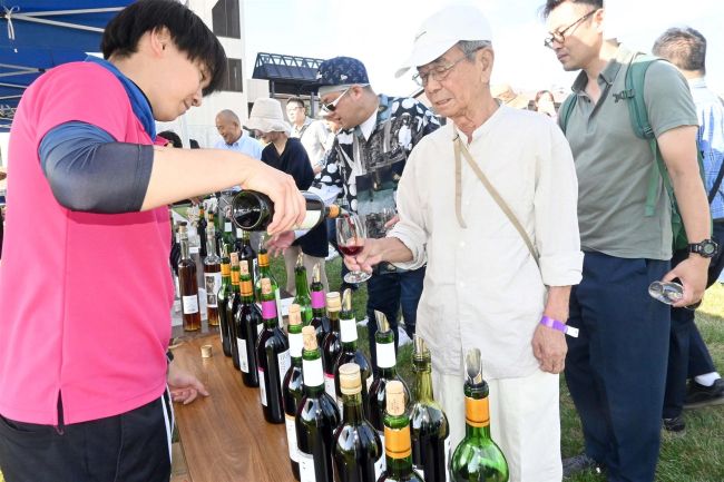 青空の下で十勝ワイン飲み比べ　池田で町民パーティー