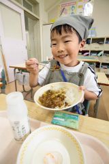「広尾産エゾバイつぶカレー」と「十勝オーガニック牛乳」を味わう子どもたち