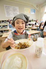 「広尾産エゾバイつぶカレー」と「十勝オーガニック牛乳」を味わう子どもたち